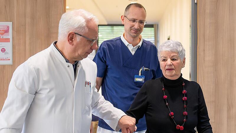 Erika Longino ist noch etwas unsicher auf den Beinen. Prof. Dr. Sebastian Kerber und Dr. Jan Kikec stehen ihr zur Seite. Erika Longino ist noch etwas unsicher auf den Beinen. Prof. Dr. Sebastian Kerber und Dr. Jan Kikec stehen ihr zur Seite.