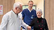 Erika Longino ist noch etwas unsicher auf den Beinen. Prof. Dr. Sebastian Kerber und Dr. Jan Kikec stehen ihr zur Seite.
