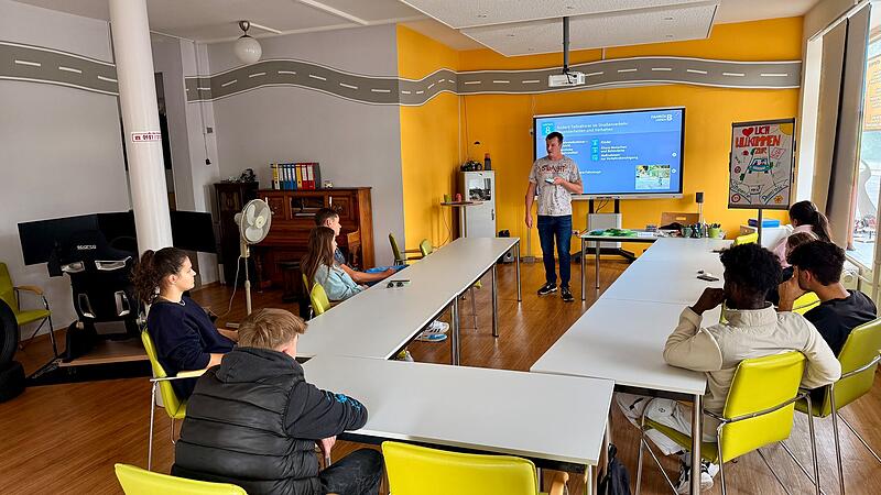 Theorieunterricht in der Fahrschule Karl-H. F&uuml;llgraf. Mit einer gr&uuml;ndlichen Schulung sollen die Pr&uuml;flinge vor einer Extrarunde beim T&Uuml;V bewahrt werden.