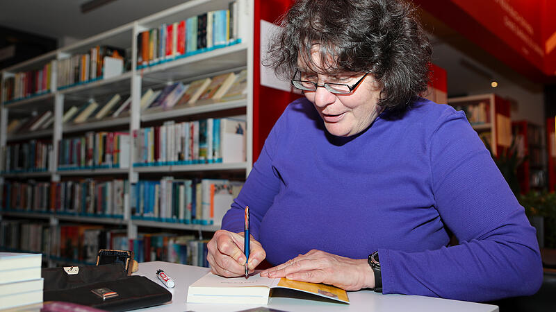 Bestseller-Autorin und Wandexpertin Christine Th&uuml;rmer signiert ihre B&uuml;cher