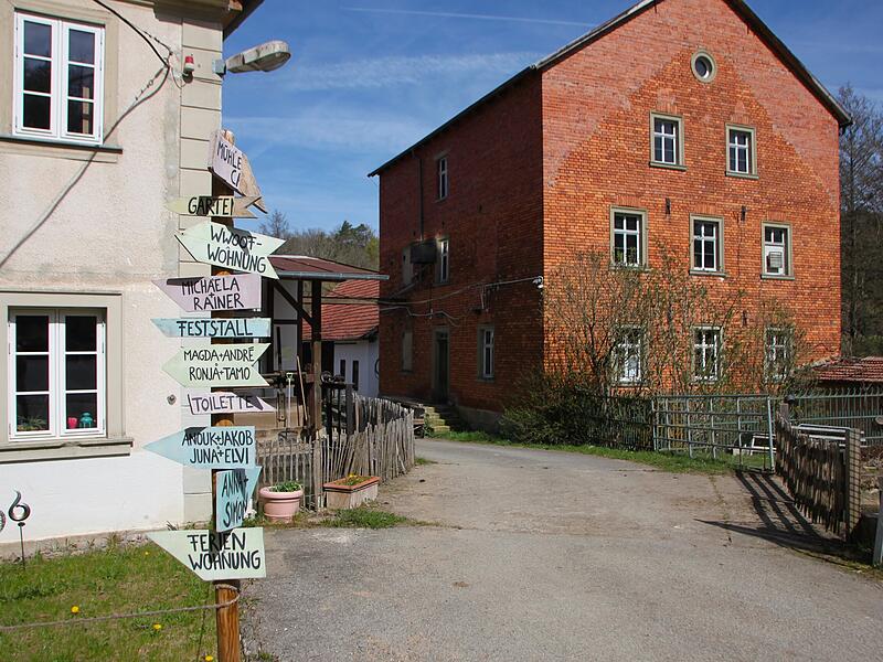 Am Eingang steht ein Schild, das auf die Angebote an der M&uuml;hle hinweist.