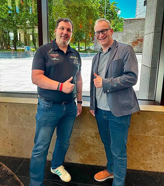 H&ouml;chstadts Sportlicher Leiter J&ouml;rg Schobert (l.) und Gesch&auml;ftsf&uuml;hrer Andreas Ortwein vom EC Bad Nauheim freuen sich auf die beginnende Partnerschaft.