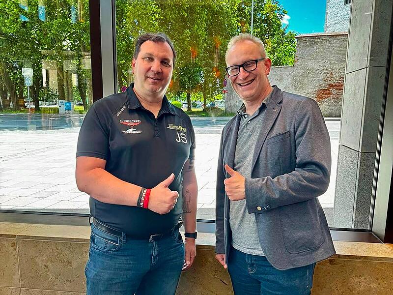Höchstadt Alligators und EC Bad Nauheim kooperieren Höchstadts Sportlicher Leiter Jörg Schobert (l.) und Geschäftsführer Andreas Ortwein vom EC Bad Nauheim freuen sich auf die beginnende Partnerschaft.