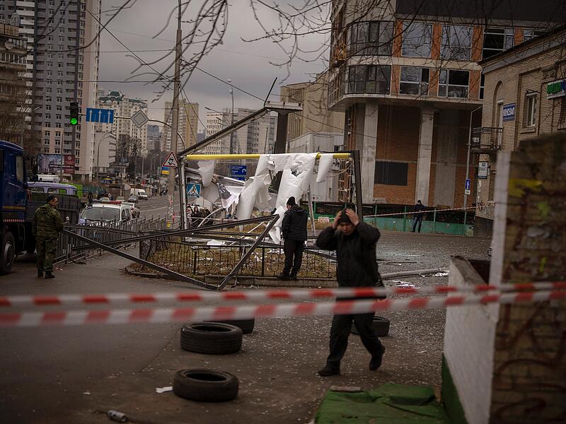 Polizisten inspizieren ein Gebiet nach einem russischen Angriff. Russische Truppen haben den erwarteten Angriff auf die Ukraine gestartet.