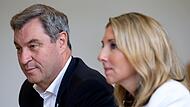 Markus Söder (CSU) und Kultusministerin Anna Stolz (Freie Wähler), bei einer gemeinsamen Veranstaltung im Juni 2024 Markus Söder (CSU) und Kultusministerin Anna Stolz (Freie Wähler), bei einer gemeinsamen Veranstaltung im Juni 2024