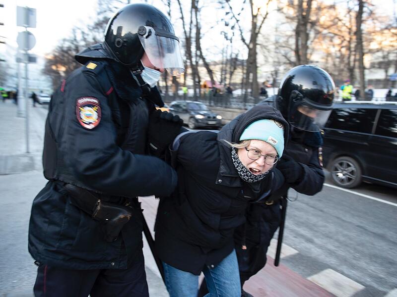 Die Polizei nimmt eine Demonstrantin während einer Aktion gegen Russlands Invasion in die Ukraine fest. Trotz Massenverhaftungen gingen die Menschen in Moskau, St. Petersburg und anderen russischen Städten den dritten Tag in Folge auf die Straße.