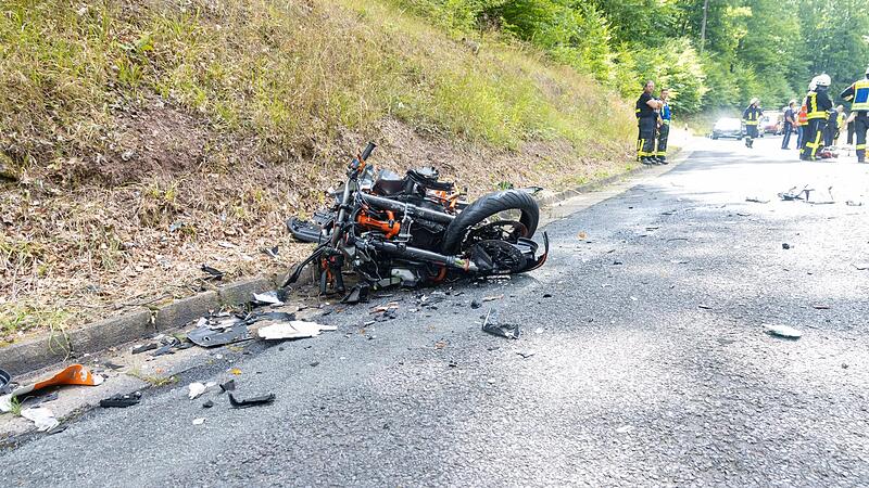 Ein Motorradfahrer aus Coburg und ein Motorradfahrer aus Hof fanden am Sonntagvormittag den Tod im Landkreis Haßberge. Ungeklärt ist bislang, warum der eine Motorradfahrer auf der Straße in dem wenig befahrenen Waldstück von seinem Weg abkam und i...