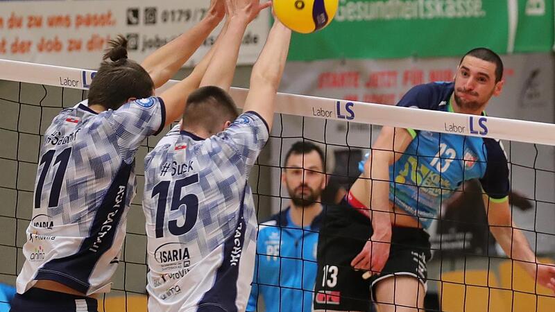 Branko Damjanovic (rechts) schmettert am Dachauer Abwehr-Block vorbei und Trainer Philipp Fischer verfolgt gespannt den Angriffsball seines Spielers im Hintergrund. Damjanovic wurde nach dem Spiel hochverdient zum &bdquo;MVP&ldquo; gew&auml;hlt.