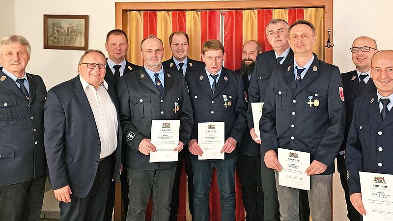 Einen großen Ehrungsreigen gab es bei der Feuerwehr Waldau. Von links: Vorsitzender Edwin Hartmann, stellv. Landrat Dieter Schaar, Kreisbrandrat Thomas Hofmann, Karlheinz Müller, Kreisbrandmeister Jonas Paulini, Michael Geißler, Kommandant Johanne... Einen großen Ehrungsreigen gab es bei der Feuerwehr Waldau. Von links: Vorsitzender Edwin Hartmann, stellv. Landrat Dieter Schaar, Kreisbrandrat Thomas Hofmann, Karlheinz Müller, Kreisbrandmeister Jonas Paulini, Michael Geißler, Kommandant Johanne...