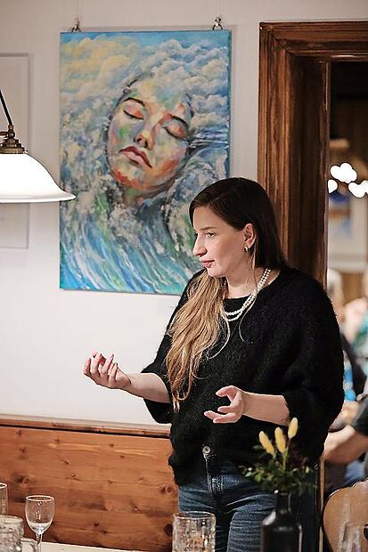 Mariya Golubka erl&auml;utert in Kirchehrenbach eines ihrer zahlreichen ausgestellten Werke.