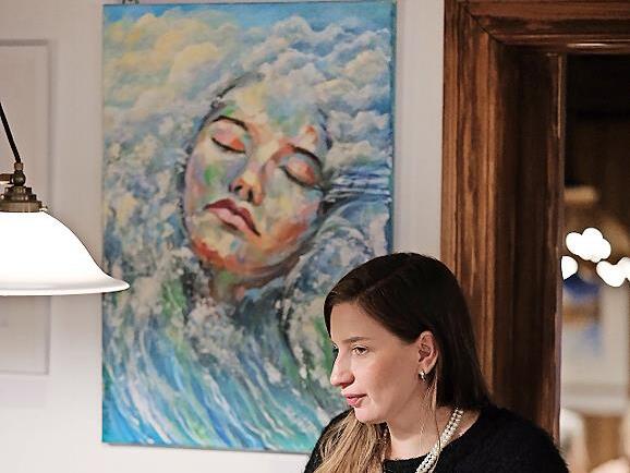 Mariya Golubka erl&auml;utert in Kirchehrenbach eines ihrer zahlreichen ausgestellten Werke.