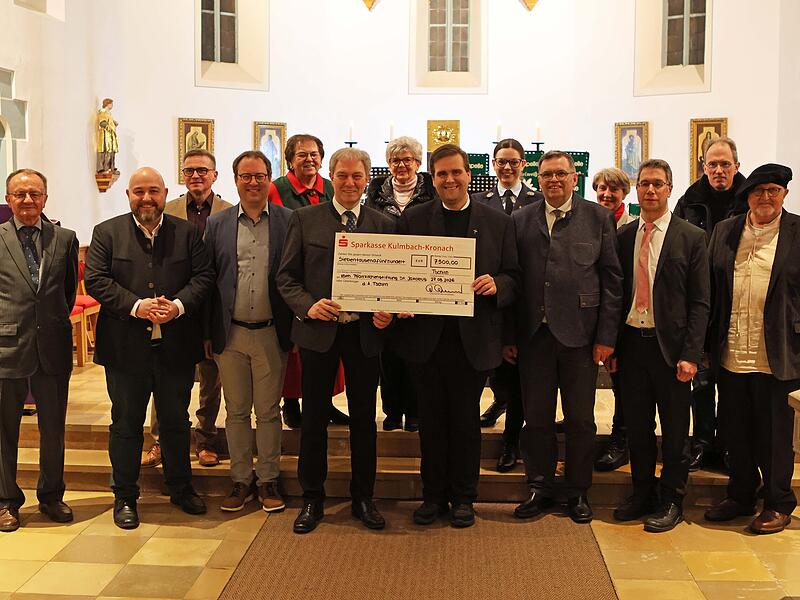 Schirmherr Landrat Klaus L&ouml;ffler &uuml;berreichte eine Spende an Dekan Detlef P&ouml;tzl. Mit im Bild die Ehreng&auml;ste.