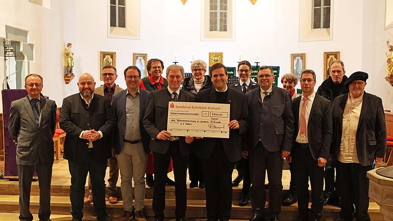 Schirmherr Landrat Klaus L&ouml;ffler &uuml;berreichte eine Spende an Dekan Detlef P&ouml;tzl. Mit im Bild die Ehreng&auml;ste.