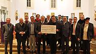 Schirmherr Landrat Klaus L&ouml;ffler &uuml;berreichte eine Spende an Dekan Detlef P&ouml;tzl. Mit im Bild die Ehreng&auml;ste.