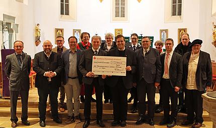 Schirmherr Landrat Klaus L&ouml;ffler &uuml;berreichte eine Spende an Dekan Detlef P&ouml;tzl. Mit im Bild die Ehreng&auml;ste.
