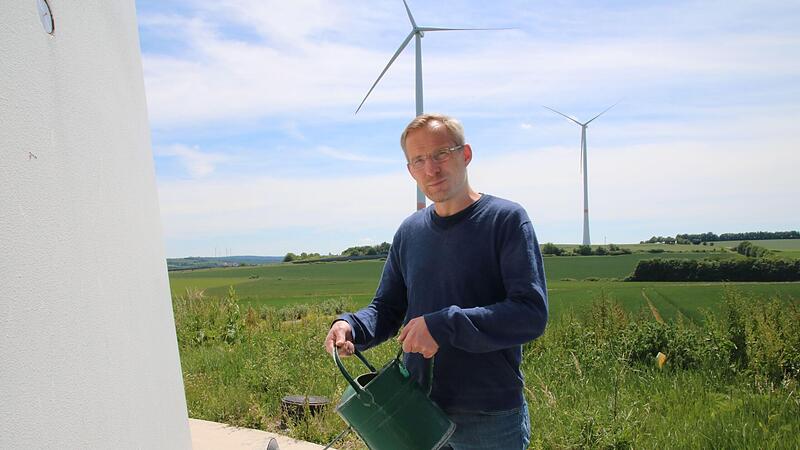 Münnerstadts Klimamanager Stefan Richter gießt symbolisch ein Windrad. Er stellte jetzt den Sachstand der von ihm initiierten Projekte vor. Münnerstadts Klimamanager Stefan Richter gießt symbolisch ein Windrad. Er stellte jetzt den Sachstand der von ihm initiierten Projekte vor.