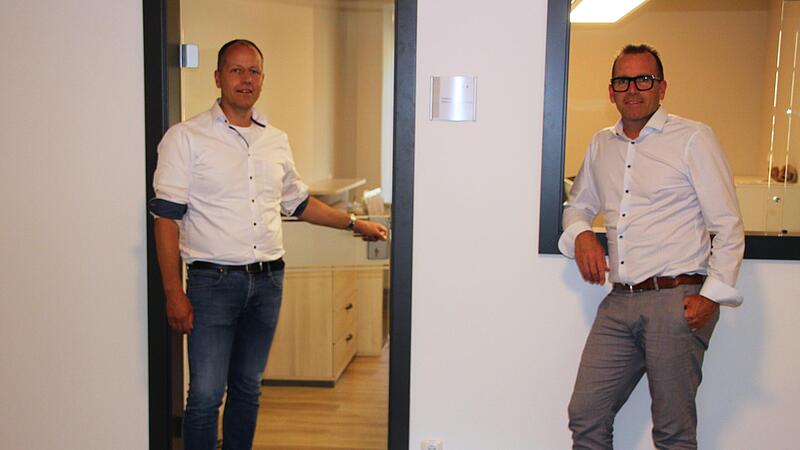 VG-Vorsitzender Ren&eacute; Gerner (rechts) und sein Stellvertreter Johannes Krumm pr&auml;sentierten das neue Empfangsb&uuml;ro und die erneuerten B&uuml;ros im Elfershausener Rathaus.