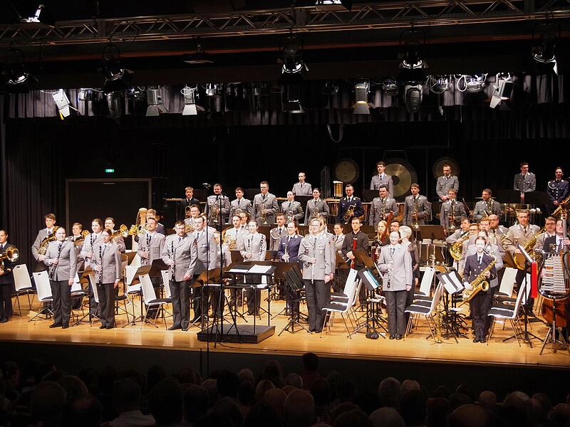 Das Ausbildungskorps der Bundeswehr gab  Benefizkonzert unter Leitung von Oberstleutnant  Michael Euler.