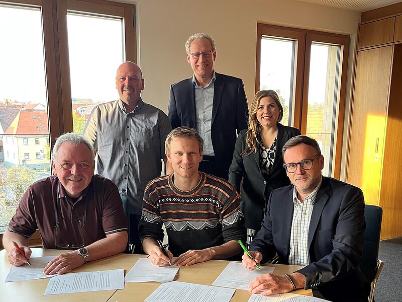 Sie haben sich geeinigt: Walter Drebinger, German Hacker, Claudia Belzer (von links, stehend), Holger Auerheimer, Simon Dummer, Frank G&auml;belein (von links sitzend). Das Zukunftsb&uuml;ndnis aus SPD, CSU und Junge Union arbeitet k&uuml;nftig im neu gew&auml;hlten Stadtrat zusammen.