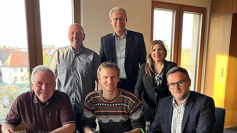 Sie haben sich geeinigt: Walter Drebinger, German Hacker, Claudia Belzer (von links, stehend), Holger Auerheimer, Simon Dummer, Frank G&auml;belein (von links sitzend). Das Zukunftsb&uuml;ndnis aus SPD, CSU und Junge Union arbeitet k&uuml;nftig im neu gew&auml;hlten Stadtrat zusammen.