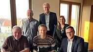 Sie haben sich geeinigt: Walter Drebinger, German Hacker, Claudia Belzer (von links, stehend), Holger Auerheimer, Simon Dummer, Frank G&auml;belein (von links sitzend). Das Zukunftsb&uuml;ndnis aus SPD, CSU und Junge Union arbeitet k&uuml;nftig im neu gew&auml;hlten Stadtrat zusammen.