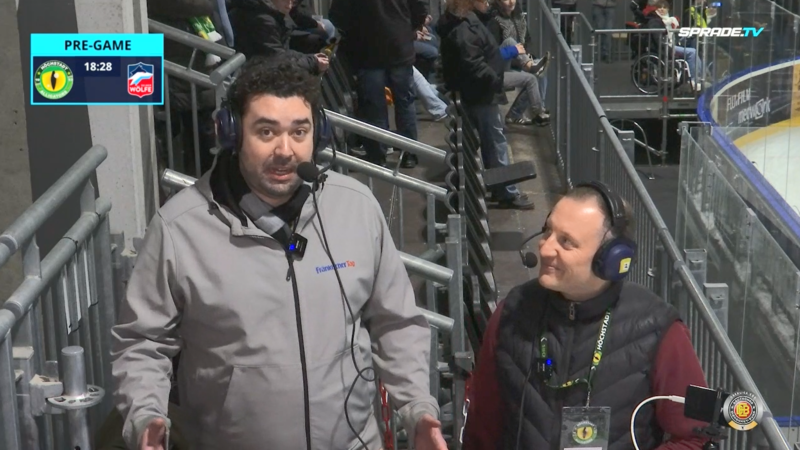 An der Seite von Matthias Weber (re.) durfte FT-Reporter Max Danhauser das Spiel des H&ouml;chstadter EC gegen die Selber W&ouml;lfe kommentieren. Den Selbstversuch gibt es in unserem Video.