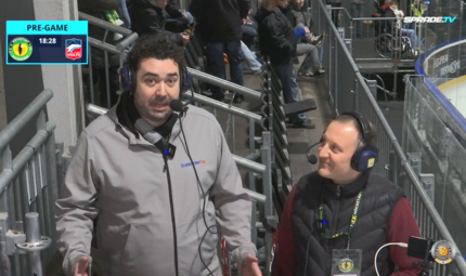 An der Seite von Matthias Weber (re.) durfte FT-Reporter Max Danhauser das Spiel des Höchstadter EC gegen die Selber Wölfe kommentieren. Den Selbstversuch gibt es in unserem Video. An der Seite von Matthias Weber (re.) durfte FT-Reporter Max Danhauser das Spiel des Höchstadter EC gegen die Selber Wölfe kommentieren. Den Selbstversuch gibt es in unserem Video.