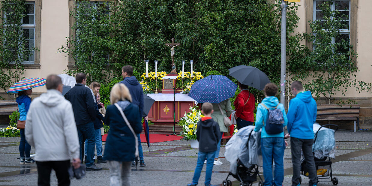 Fronleichnamsprozession 2024 in Bamberg Streit um Altarschmuck