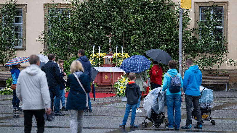 Aufgrund des Regens fand dieses Jahr keine gro&szlig;e Fronleichnamsprozession durch die Bamberger Altstadt statt.