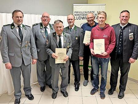Unser Foto zeigt (von links) Sch&uuml;tzenmeister Frank Ziener, Ehrensch&uuml;tzenmeister Johannes Haase, Erhard Schwab, Gausch&uuml;tzenmeister Klaus Jentsch, Klaus Methfessel, Florian Martin und Bezirkssch&uuml;tzenmeister Alexander Hummel.