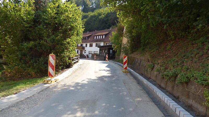 Bei den Bauarbeiten in W&uuml;stenstein werden die Fahrbahn und die Seitenbereiche der Stra&szlig;e saniert.Forchheim & Fr&auml;nkische Schweiz