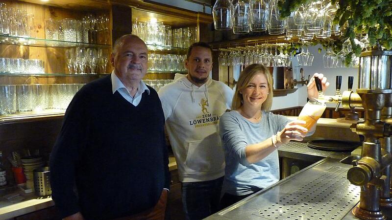 Sie sind mit Herzblut dabei und stolz auf ihr Mitarbeiter-Team: Benno, Hans-G&uuml;nter und Maria Wirth vom Gasthaus &bdquo;Zum L&ouml;wenbr&auml;u&ldquo; in  Adelsdorf.