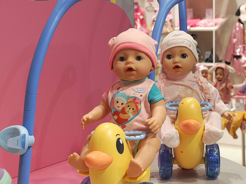 MGA Zapf Creation ist de R&ouml;dentaler Hersteller rund um die Puppe. Baby Born ist die Marke f&uuml;r die junge Puppenmutter.