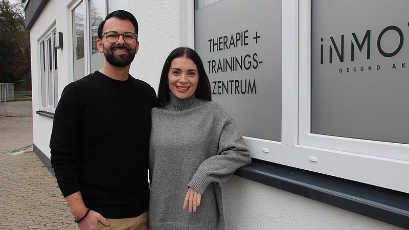Nikolai Schwenke und Anna-Lena Koch stehen hinter dem Therapie- und Gesundheitszentrum &bdquo;Inmotion&ldquo; in Garitz.