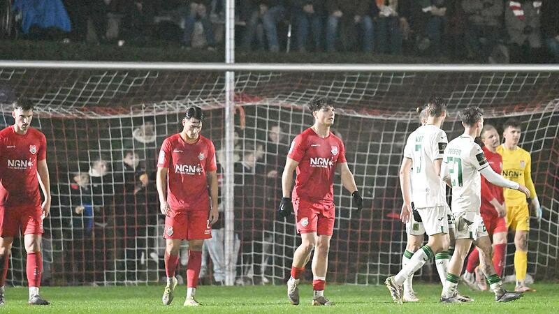 Da ist es passiert: Mit einem abgefälschten Kopfball ins eigene Tor sorgte Kapitän Steffen Behr (Zweiter von rechts) für die Führung des TSV 1860 München.