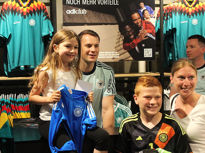 Manuel Neuer posiert mit Lia Philipp (li.) und ihrem Bruder Ben für ein Foto. Viele hundert Kids waren von der Autogrammstunde begeistert. Manuel Neuer posiert mit Lia Philipp (li.) und ihrem Bruder Ben für ein Foto. Viele hundert Kids waren von der Autogrammstunde begeistert.