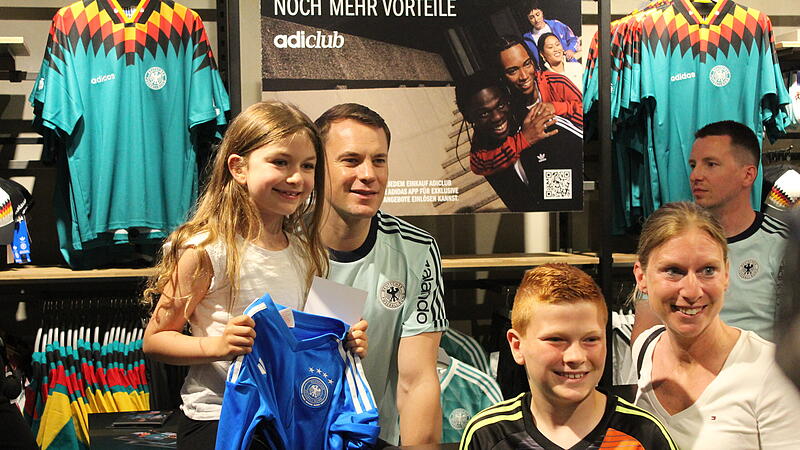 Manuel Neuer posiert mit Lia Philipp (li.) und ihrem Bruder Ben für ein Foto. Viele hundert Kids waren von der Autogrammstunde begeistert. Manuel Neuer posiert mit Lia Philipp (li.) und ihrem Bruder Ben für ein Foto. Viele hundert Kids waren von der Autogrammstunde begeistert.
