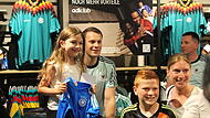 Manuel Neuer posiert mit Lia Philipp (li.) und ihrem Bruder Ben für ein Foto. Viele hundert Kids waren von der Autogrammstunde begeistert. Manuel Neuer posiert mit Lia Philipp (li.) und ihrem Bruder Ben für ein Foto. Viele hundert Kids waren von der Autogrammstunde begeistert.