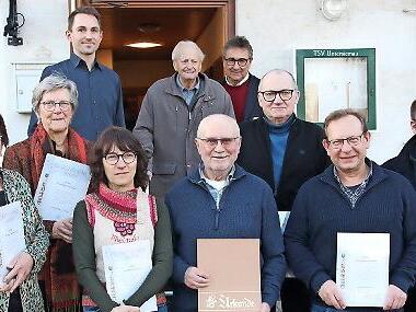 Zahlreiche Mitglieder wurden durch den Vorsitzenden Fabian Endert (oben links) und B&uuml;rgermeister Rolf Rosenbauer (oben rechts) sowie durch Landrat Sebastian Straubel (unten rechts) ausgezeichnet. Erich M&uuml;ller (hinten, Mitte) ist schon seit 70 Jahr...