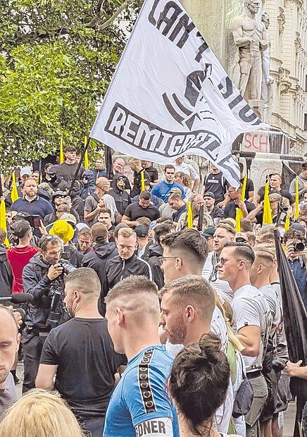 Teile der bayerischen AfD stehen den Rechtsextremisten der Identit&auml;ren Bewegung nahe.   