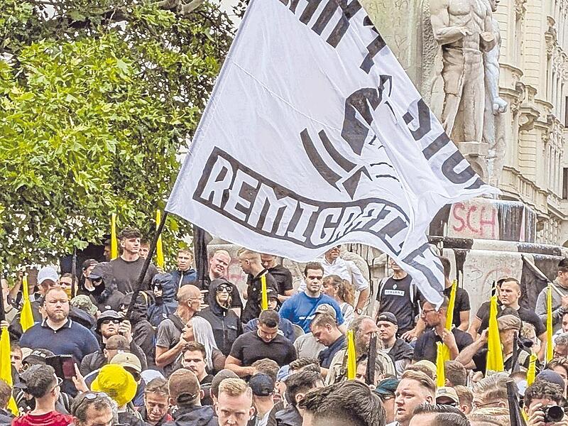 Teile der bayerischen AfD stehen den Rechtsextremisten der Identitären Bewegung nahe.    Teile der bayerischen AfD stehen den Rechtsextremisten der Identitären Bewegung nahe.   