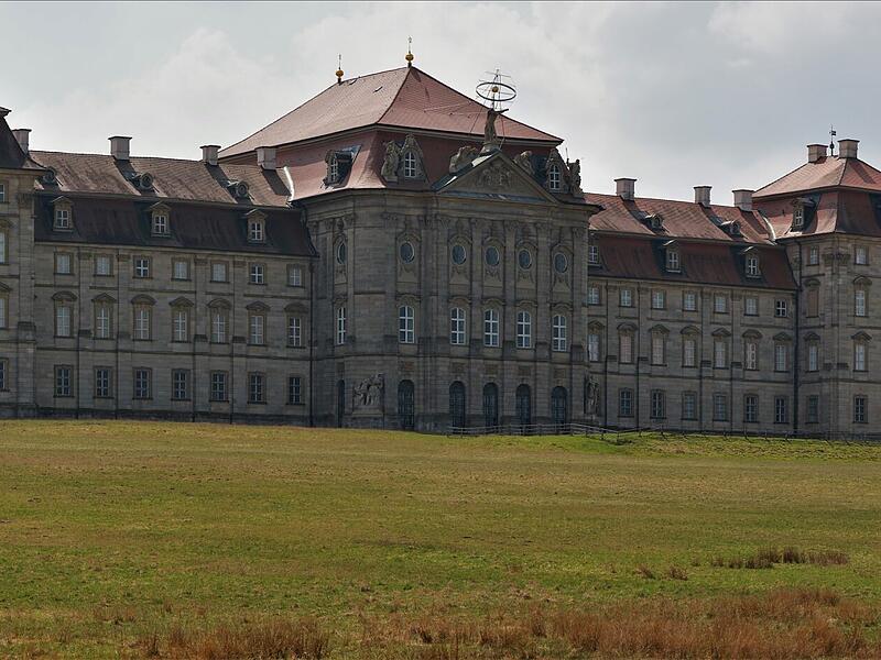 Das Schloss gibt auch von der Parkseite ein beeindruckendes Bild ab. Die Anlage wurde als englischer Landschaftspark angelegt.