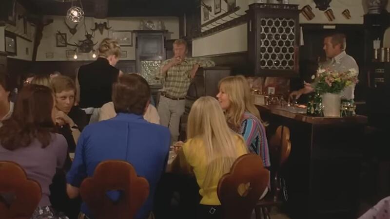 Heinz Reincke singt als „Nichtraucher“ im „Tollen Hund“ - das eigentlich das Bamberger „Schlenkerla“ war. Heinz Reincke singt als „Nichtraucher“ im „Tollen Hund“ - das eigentlich das Bamberger „Schlenkerla“ war.