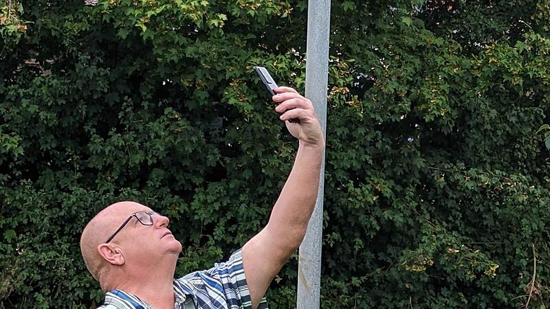Die Suche nach ein bisschen Netzempfang ist für Ortsreferent Klaus Schebler in Windheim eine tägliche, traurige Realität.
