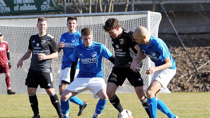 Der Buttenheimer Torschütze zum 1:0, Lukas Isbert (Mitte), verliert den Ball gegen die beiden Rattelsdorfer Jonas Mai (links) und Luca Krieglstein. Der Buttenheimer Torschütze zum 1:0, Lukas Isbert (Mitte), verliert den Ball gegen die beiden Rattelsdorfer Jonas Mai (links) und Luca Krieglstein.