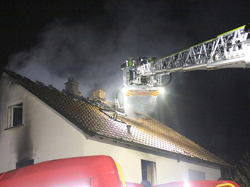 In der Nacht ist in Sonnefeld ein Brand ausgebrochen.  Viele Rettungskr&auml;fte r&uuml;ckten aus, auch ein Heli.