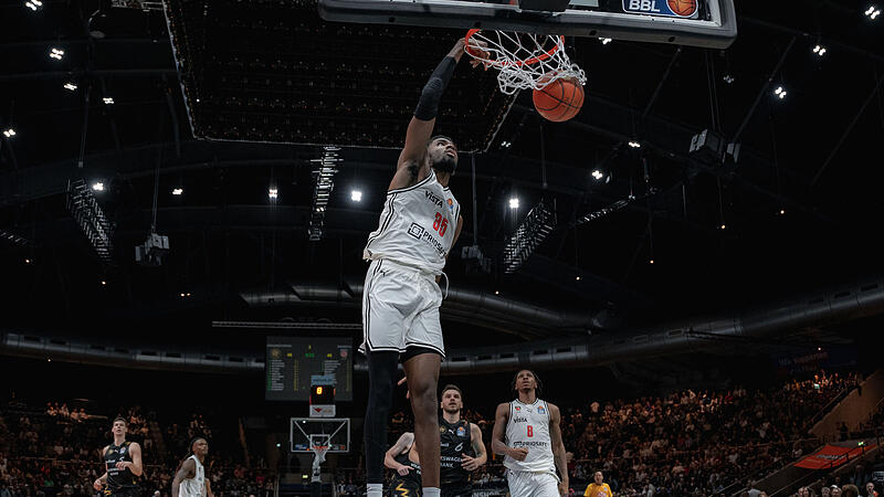EJ Onu l&auml;sst es im Fastbreak krachen.