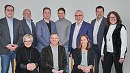 Der neue Caritasrat: (hinten, von links) Florian Atzm&uuml;ller, Diakon Klaus Eckert, Vorstand David Hettiger, RA Stephan Freidhof, Diakon Christoph Glaser, Benedikt Ke&szlig;ler (stellvertretender Caritasratsvorsitzender), Petra Reith; (vorne von links): An...