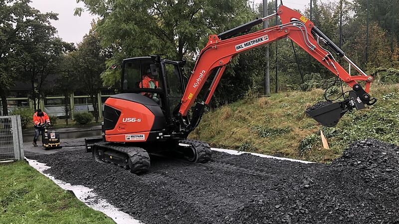 Holger Schwersenz von einer Baufirma aus Oberstdorf im Allg&auml;u legte mit seinem Baggerfahrer als Erster Hand an: Die umfangreichen Sanierungsarbeiten auf der Freisportanlage an der Wildenheider Stra&szlig;e laufen seit Montag. Zuerst wurde die Zufahrt vo...