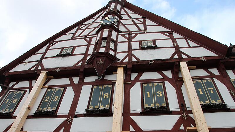 Im Dezember 2013, als das Rathaus gerade wieder als Adventskalender diente, schien eine Sanierung noch vermeidbar. Aktuell liegen die Kosten der Rathaussanierung bei rund 23 Millionen Euro.Forchheim & Fränkische Schweiz Im Dezember 2013, als das Rathaus gerade wieder als Adventskalender diente, schien eine Sanierung noch vermeidbar. Aktuell liegen die Kosten der Rathaussanierung bei rund 23 Millionen Euro.Forchheim & Fränkische Schweiz